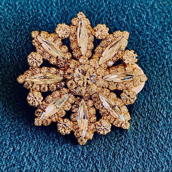 Vintage Rhinestone Clip On Earrings - Picture 5 of 8